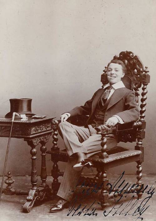 teratomarty:  queervisualculture:  Vesta Tilley, Victorian drag king  Ms Jess is a tad reticent about having her picture posted on the Internet, so in case you’re wondering what she looks like: this, basically. 