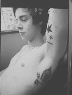 larrysmint:  Harry Styles shirtless & showing us his tattoo’s