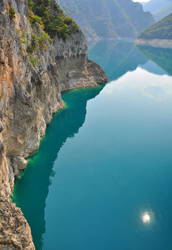 elgirasol:  Lake by ceca67 on Flickr. 