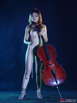 hothotasians:  Yu Hui and her cello.