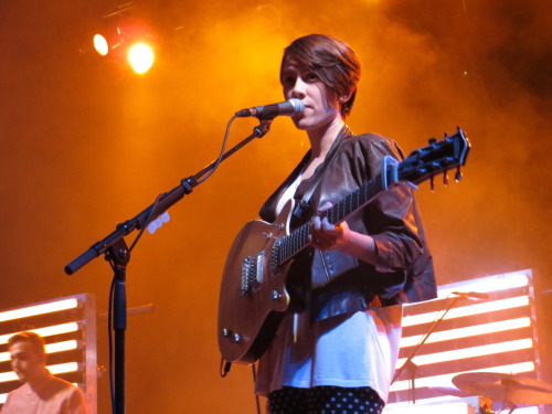 teganintraining:  staticstance:  Highlights from Friday night 1) Tegan trying to figure out what to call people from Eugene (genies, Eugenites, etc) 2) Sara dancing adorably 3) Tegan rocking air guitar while Sara rocked out 4) Tegan complimenting the