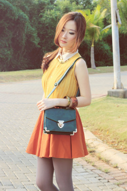 pantyhoseparty:  Grey tights, orange skirt and yellow top