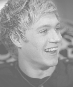 dumbledoresleggy:  five/fifty pictures of niall + b/w 
