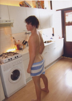 kalebisinlovewithastraightguy:  I Think That Towel Needs To Come Off ;) 