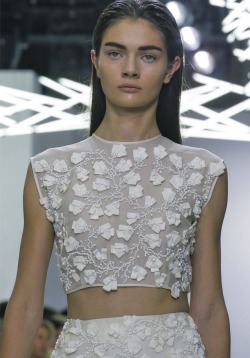 mothermiuccia:  sfilate:  Antonina Vasylchenko at Giambattista