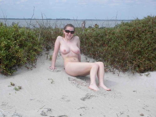nudistlifestyle:  Stunning nudist girl at the beach ! 