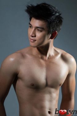 chinitongkalbo:   I guess these are earlier photos of Philip Huynh too. He seems to be excited again just like &gt; Click here  