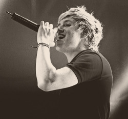 nialls-bum:  8/10 photos of niall that make me go “jgklvnsiodgh”