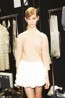 Ondria Hardin backstage Chloé Spring 2013