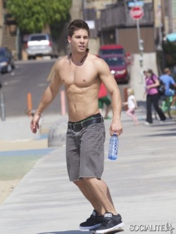 socialitelife:  Glee stud Dean Geyer does some shirtless skateboarding.