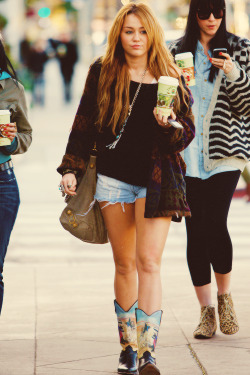 cyruslight:  (46/50) favorite Miley Cyrus outfits. 