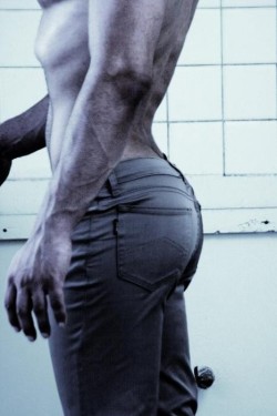 southerncrotch:  Tight jeans, tighter butt  Hot & Wet