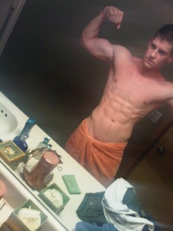 undie-fan-99:  Hot guy in the mirror flexing with only his towel
