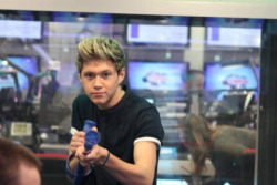 you-vegotthat1d:  Niall playing with his crutch at Capital 