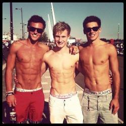 hotandsexyguys:  3 hot guys..Yes.