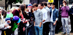 oh-loubear:  Taking photos with fans outside the ITV studios.