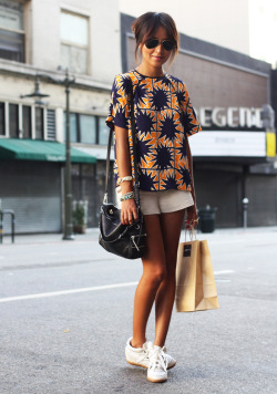 vogue-flair:  message me if you’re a street style blog, i