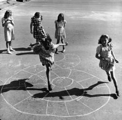 bambahli:  bygoneamericana:  Girls playing hopscotch in the street.