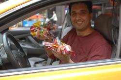 coffeeandfaith:  “Candy cabbie” Mansoor Khalid gives passengers
