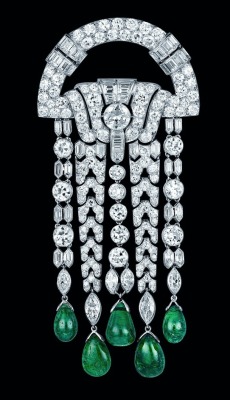 20th-century-babylon:  1928 Art Deco emerald and diamond brooch.