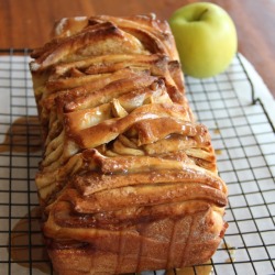 thecakebar:  Caramel Apple Pull-Apart Bread! (recipe/tutorial)