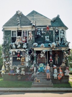 raysofdain:  hifas:  The Heidelberg Project,  was started in