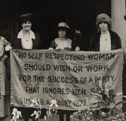 maureenjohnsonbooks:  maudelynn:  Suffragettes c.1918  WORD.
