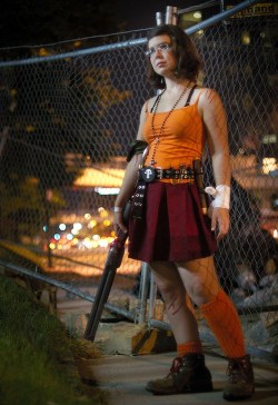 gaminginyourunderwear:  I really need to get around to doing a Hunter Daphne.  iheartchaos: Cosplay of the day: Zombie Hunter Velma Via 