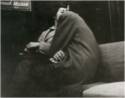 porkeriaa:  adanvc:  Subway Lovers. New York, 1949. by Arthur