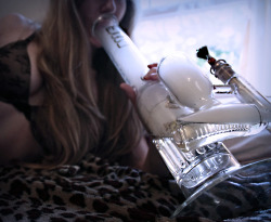 stay-liifted:  Another stonergirl picture stolen. 