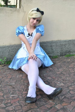 keriboy:  allaliceinwonderland:  Adorable Alice by ~dysama  Alice. so cute 