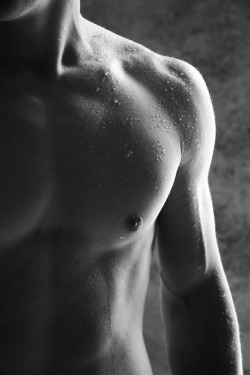 i love the chest n nipple… wet….
