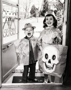 gravesandghouls:  Halloween c. 1950’s 