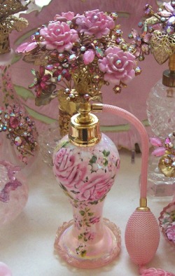 belaquadros:  Vintage Iridescent Art Glass Perfume Bottle 