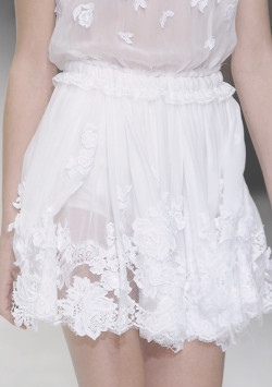 ephemeralnymphe:  Dolce&Gabbana Spring 2011 Details 