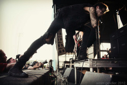 hustl3rs:  his legs tho omg 