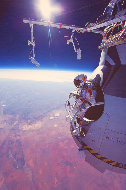  Felix Baumgartner just jumped from space. 128,000 feet, nearly