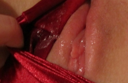 dripping-wet-pussies:  addictofselfdelusiongirl:  This is how wet of a wet day it is.  This gives me a huuuge boner  Crikey that IS a wet day! Â Love to know what she was doing / thinking to get such a moist pussy?!