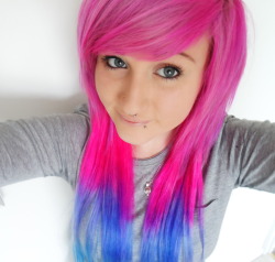 fuckyeah-dyedhair:  Tessarr Goad    Pink & blue hair cuteness.