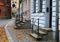 ichliebedichberlin:  Quiet Berlin Street by SP8254 on Flickr.