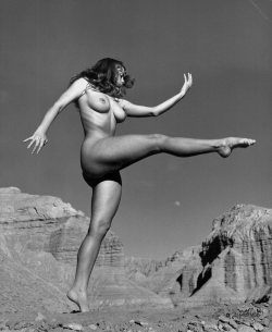 semioticapocalypse:  Andre de Dienes. From «Outdoor female nudes»