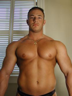 xac1998:  getnbiggrto:  deliciously bulky  Yum.  So handsome,