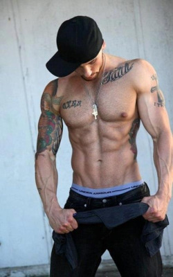 jacktwist71:  Great body ..  I want this guy under my Christmas