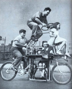 Vélo en famille avec une machine à coudre (USA, 1939)