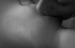 virgin-with-a-slutty-mind:  I ache to feel lips on me, to feel a warm tongue slide between my folds and lick me into oblivion. 