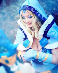 Dota 2 Crystal Maiden cosplay