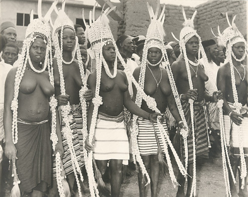 vintageblackbeauty:  Danseuses Sénoufo de Boundiali. Les coiffures et les parures sont faites de cauris, coquillages ayant servi de monnaie autrefois. Foire-exposition d’Abidjan. 1934 Côte d’Ivoire 