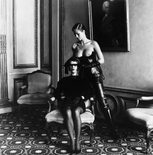 thedoppelganger:  Parlor Games, Helmut Newton, Munich, 1991   “Attente du maître de maison.”