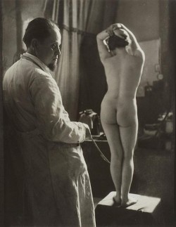 vienna4u:  Sculptor and nude model, photo by Rudolf Koppitz,