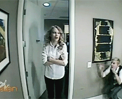 10knotes:  Ellen scaring Taylor Swift It’s my favorite thing